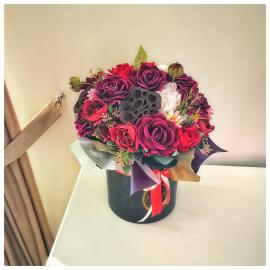 Dirbtinių rožių, bijūnų ir Lotoso žiedų kompozicija cilindrinėje juodoje dėžutėje, 38x40cm