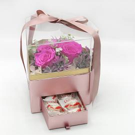Miegančių stabilizuotų 3vnt rožinių rožių kompozicija dėžutėje su Raffaello saldainiais, 19x18x19cm